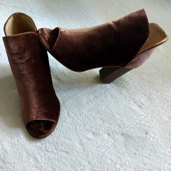 STEVE MADDEN KAITT  BROWN VELVET BOOTIES - Picture 3 of 10